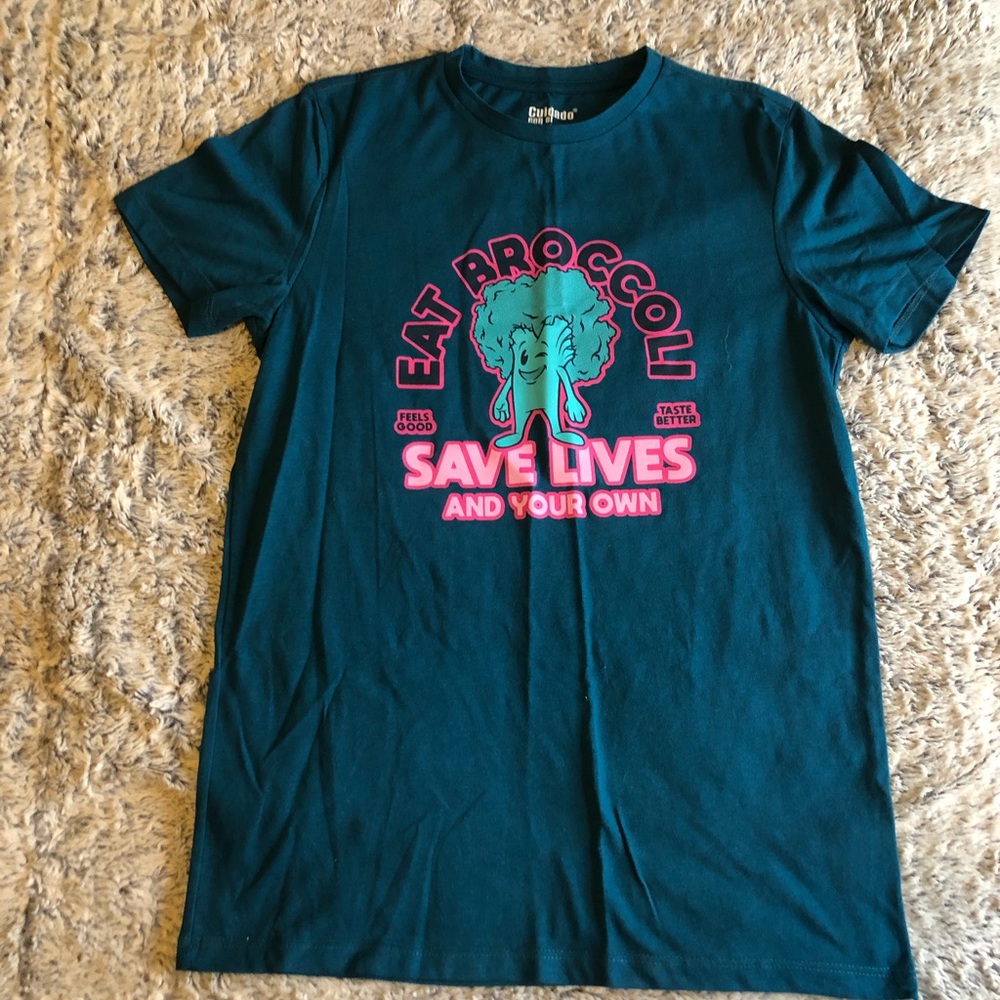 T-shirt from cuidado con el pero with a broccoli guy in the middle